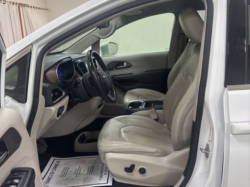 Used 2018 Chrysler Pacifica Touring-L w/ Tire & Wheel Group FWD image 11