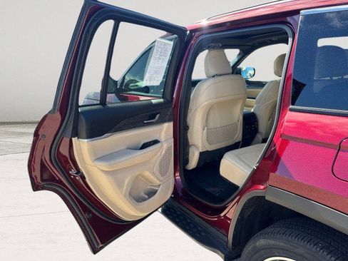 Used 2023 Jeep Grand Cherokee Limited AWD/4WD image 18