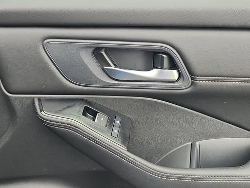 Used 2024 Nissan Rogue SL image 34