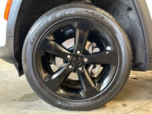 Used 2023 Jeep Grand Cherokee Altitude AWD/4WD image 10