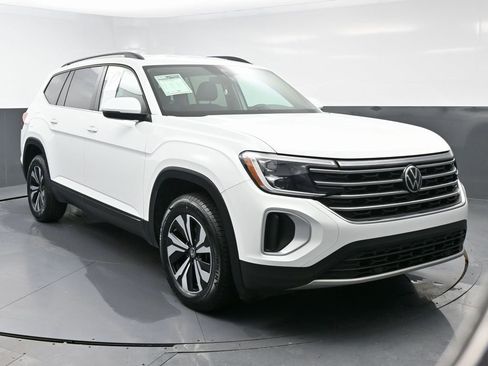 Used 2024 Volkswagen Atlas SE image 3