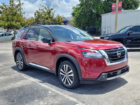 Used 2022 Nissan Pathfinder Platinum w/ Cargo Package FWD image 3