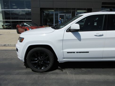 Used 2017 Jeep Grand Cherokee Altitude AWD/4WD image 2