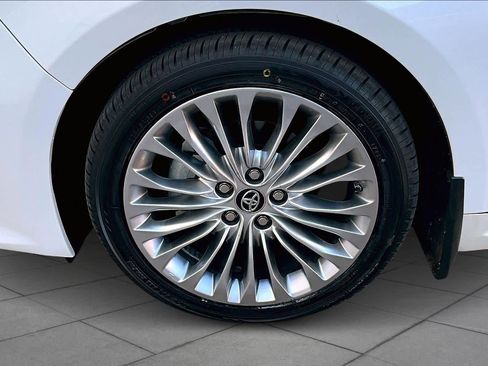 Used 2018 Toyota Avalon Limited image 10