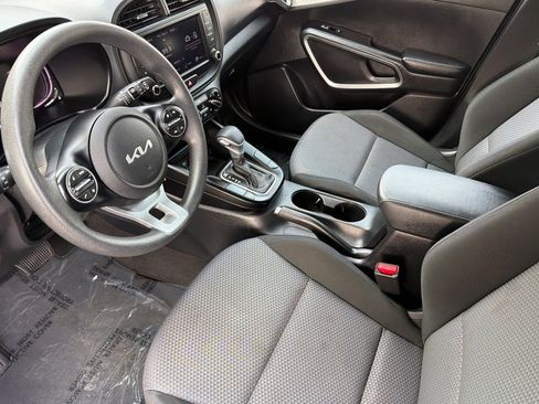 Used 2023 Kia Soul LX w/ LX Technology Package FWD image 7