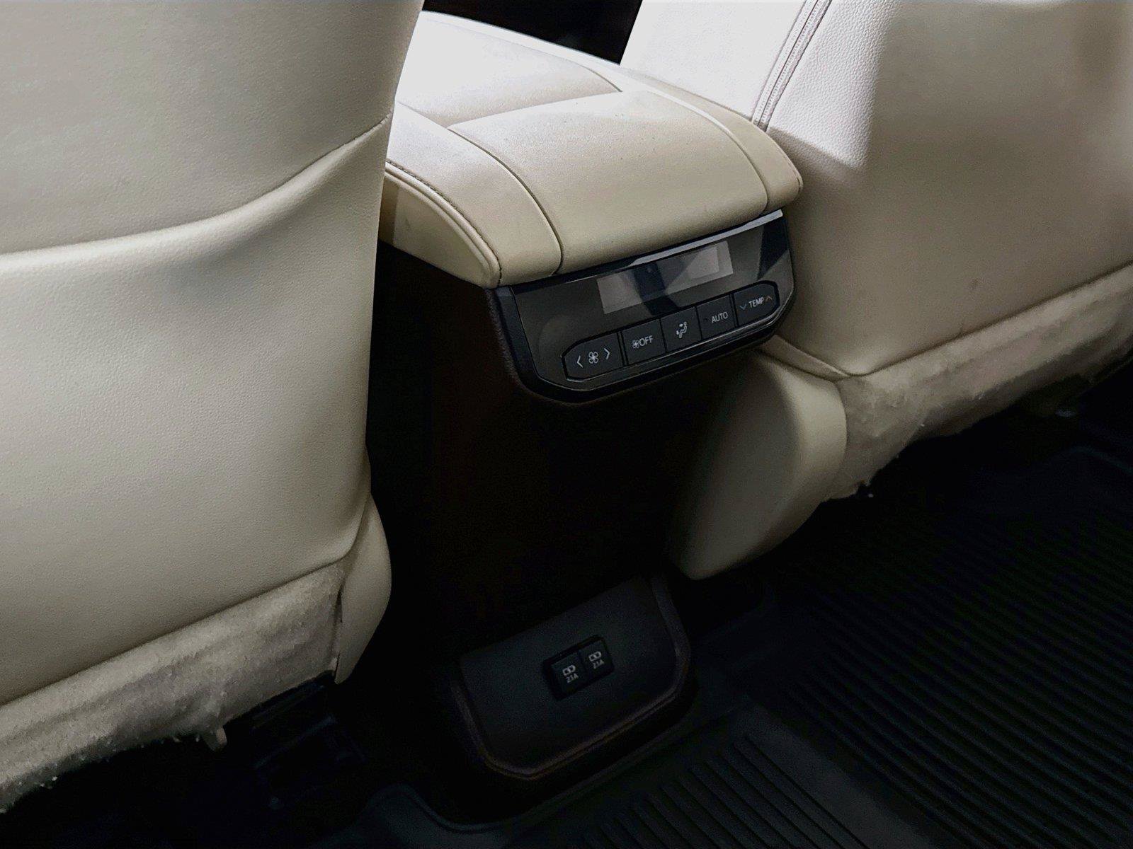 Used 2020 Toyota Highlander XLE AWD/4WD image 35