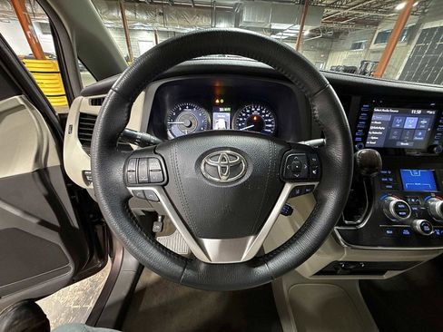 Used 2018 Toyota Sienna XLE w/ XLE Navigation Package image 18