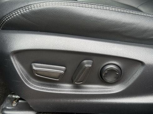 Used 2025 Toyota Corolla Cross XLE FWD image 29