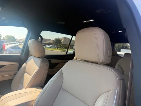 Used 2025 Buick Enclave Preferred w/ Power Package FWD image 30