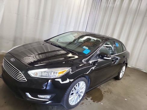 Used 2018 Ford Focus Titanium w/ Titanium Technology Package FWD image 3