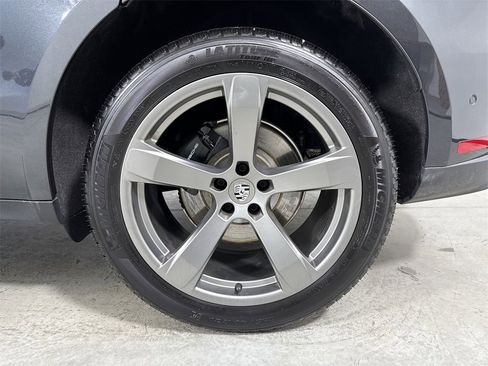 Certified 2025 Porsche Macan image 14