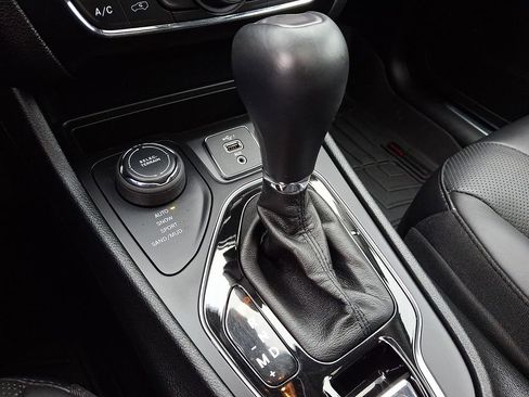 Used 2020 Jeep Cherokee Limited w/ Technology Group AWD/4WD image 17