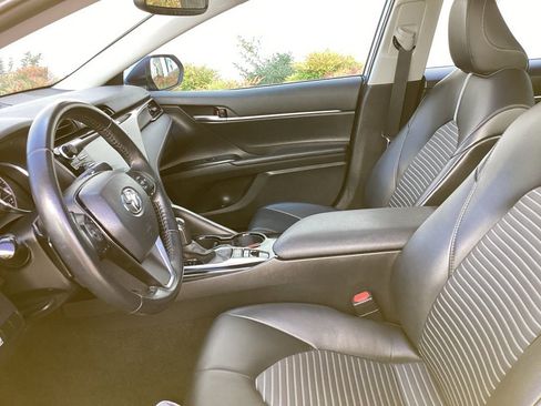 Used 2020 Toyota Camry SE w/ Sunroof Package image 4