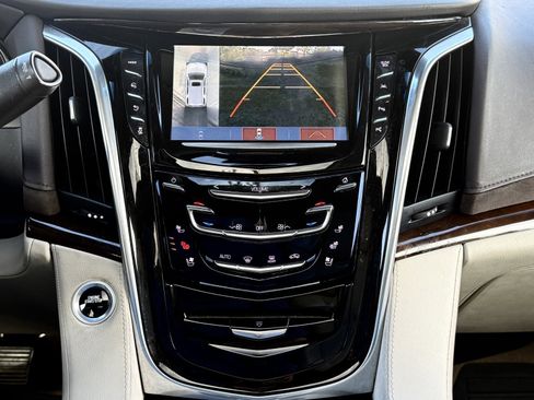 Used 2017 Cadillac Escalade Premium Luxury image 30