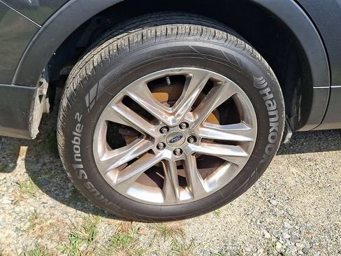 Used 2017 Ford Explorer XLT w/ Equipment Group 202A AWD/4WD image 9
