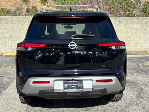 New 2025 Nissan Pathfinder SL w/ Black Appearance Package image 4