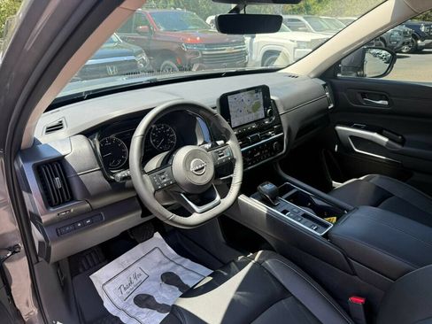 Used 2024 Nissan Pathfinder SL w/ Black Appearance Package FWD image 3