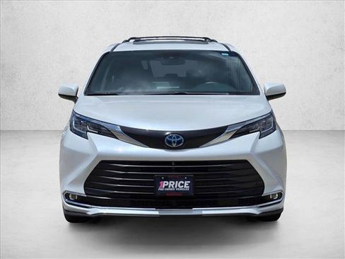 Used 2022 Toyota Sienna XLE FWD image 2