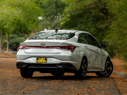 Used 2021 Hyundai Elantra Limited image 4