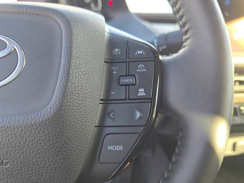 Used 2025 Toyota Prius XLE image 29