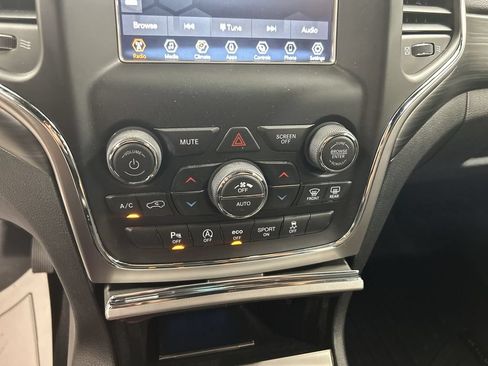 Used 2021 Jeep Grand Cherokee Laredo AWD/4WD image 16