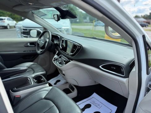 Used 2023 Chrysler Pacifica Touring-L FWD image 25
