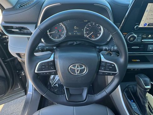 Used 2024 Toyota Highlander XLE image 18