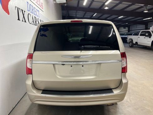 Used 2014 Chrysler Town & Country Touring image 7