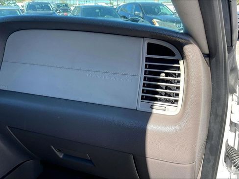Used 2017 Lincoln Navigator Select RWD image 23