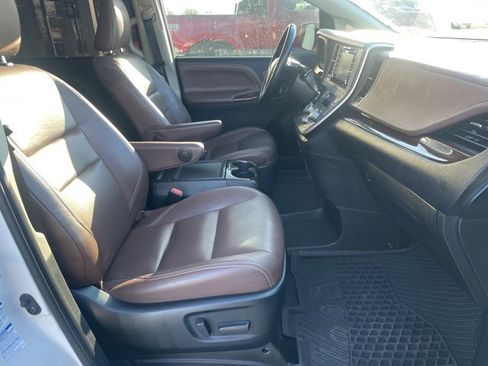 Used 2020 Toyota Sienna XLE image 19