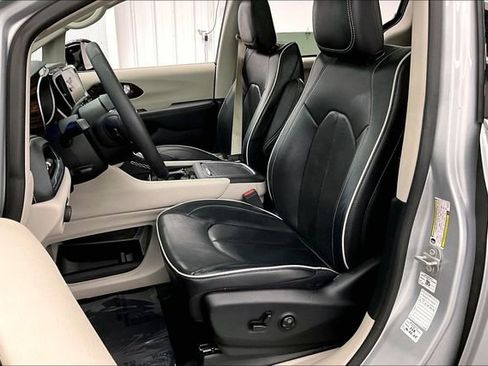 Used 2024 Chrysler Pacifica Limited image 22
