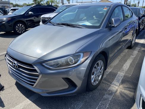Used 2018 Hyundai Elantra SE FWD image 2