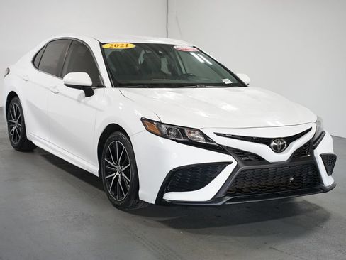 Certified 2021 Toyota Camry SE image 3