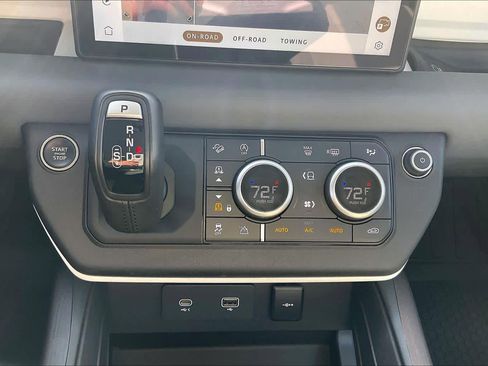 Used 2023 Land Rover Defender 110 SE image 35