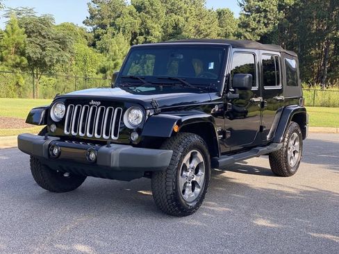 Used 2018 Jeep Wrangler Unlimited Sahara w/ Connectivity Group AWD/4WD image 8