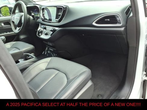 Used 2025 Chrysler Pacifica Select FWD image 10