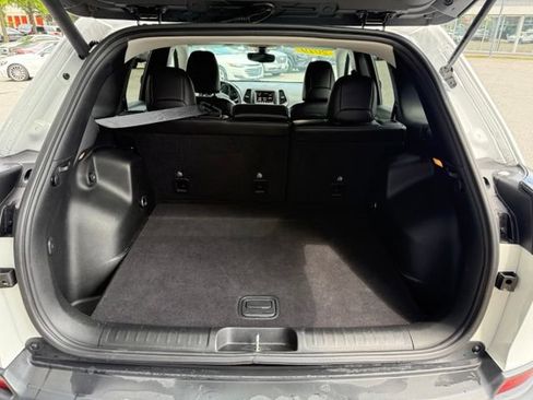 Used 2019 Jeep Cherokee Latitude Plus AWD/4WD image 22