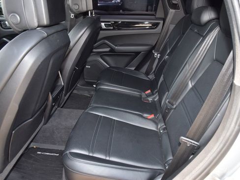 Used 2022 Porsche Cayenne AWD/4WD image 12