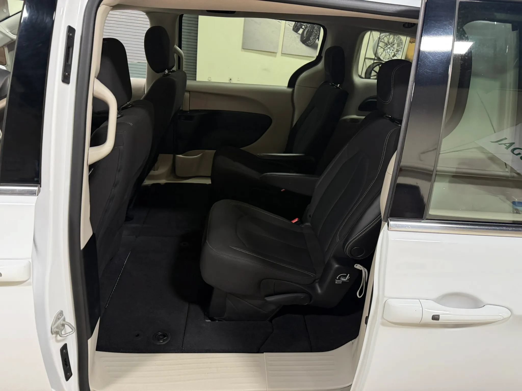 Used 2023 Chrysler Voyager LX FWD image 23