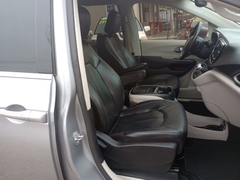 Used 2020 Chrysler Pacifica Touring-L image 17