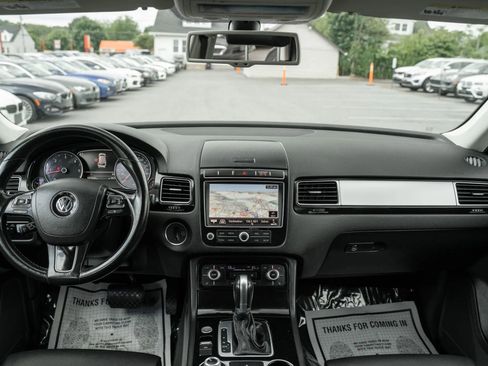 Used 2016 Volkswagen Touareg Sport AWD/4WD image 14