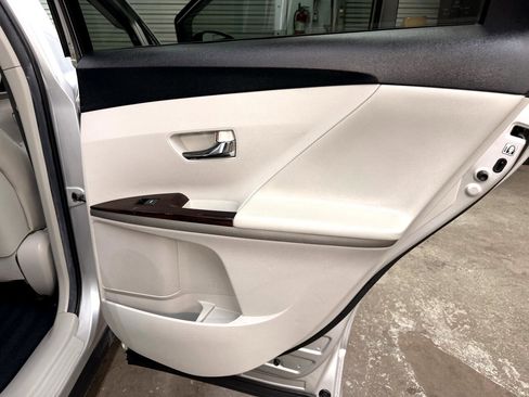 Used 2011 Toyota Venza image 28