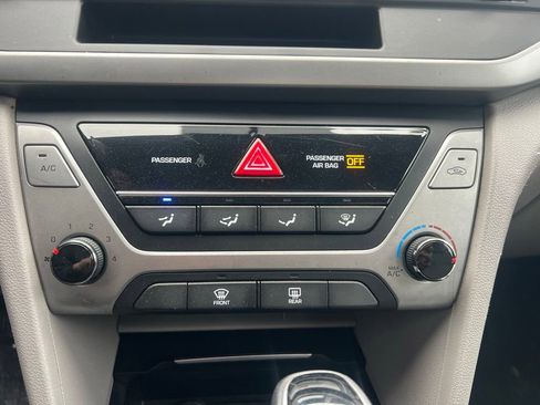 Used 2017 Hyundai Elantra SE image 24