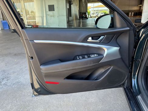 Used 2025 Genesis G70 2.5T AWD/4WD image 18