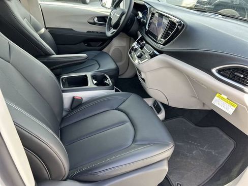 New 2024 Chrysler Pacifica Select image 12