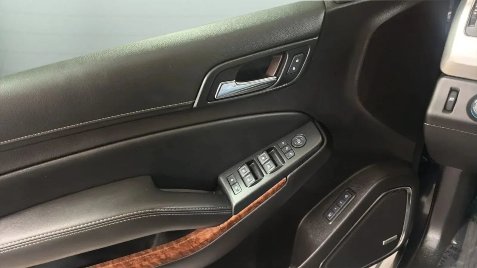 Used 2017 Chevrolet Suburban Premier RWD image 17