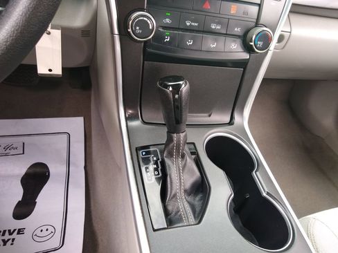 Used 2015 Toyota Camry LE image 29