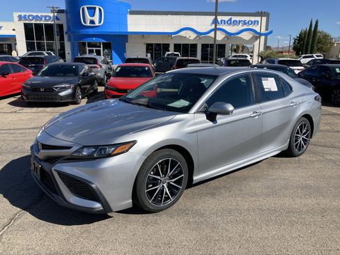 Used 2023 Toyota Camry SE image 1