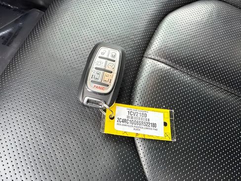 Used 2025 Chrysler Pacifica Limited FWD image 25