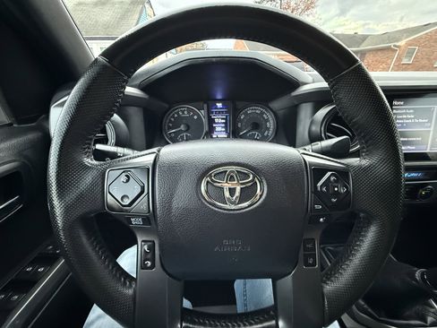 Used 2021 Toyota Tacoma TRD Off-Road image 29